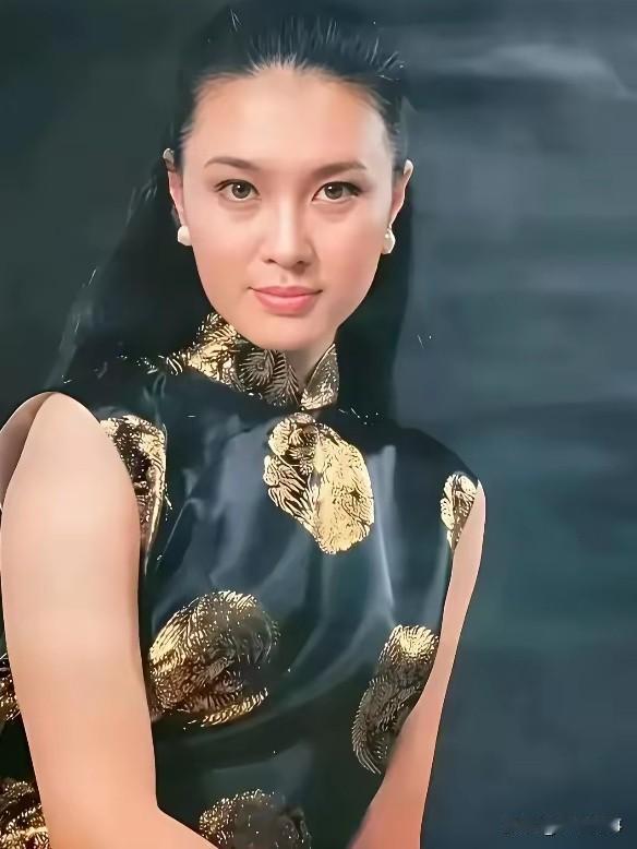 69岁方舒淡出荧幕守平淡，两段婚姻落幕独伴女儿静心度日。镜头下，方舒身着暗底鎏金