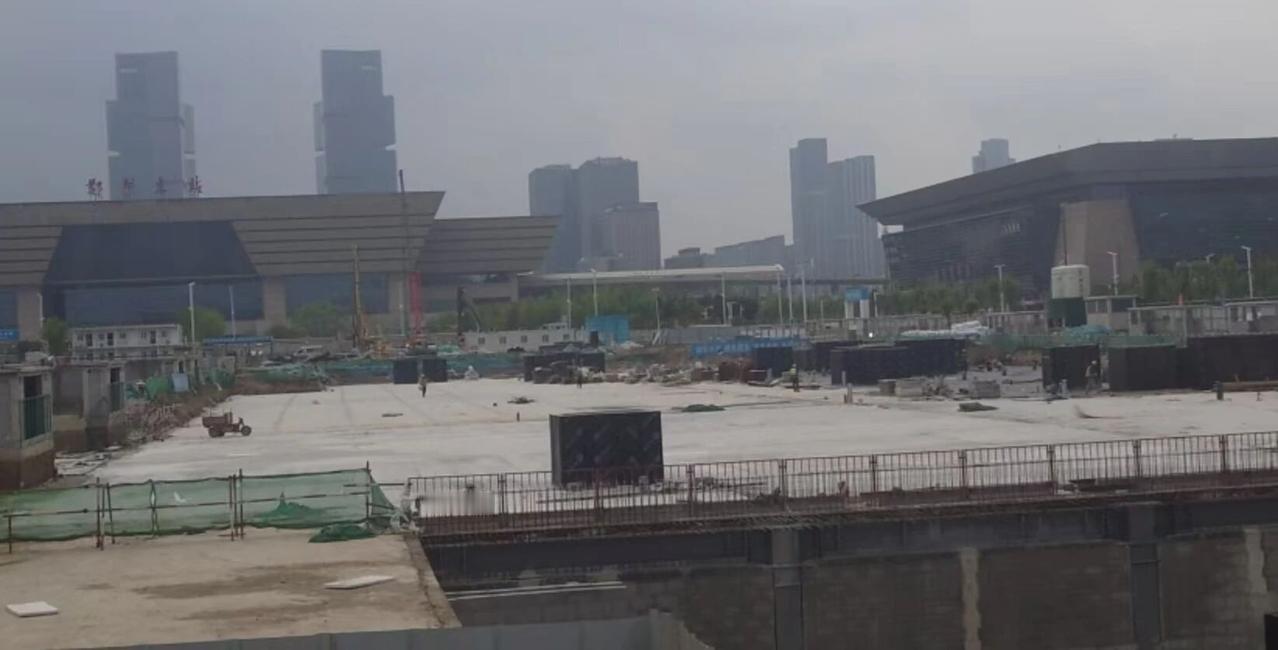 胖东来郑州店施工再迎新进度！
从大河报最新报道来看，胖东来郑州店正在做给排水设施