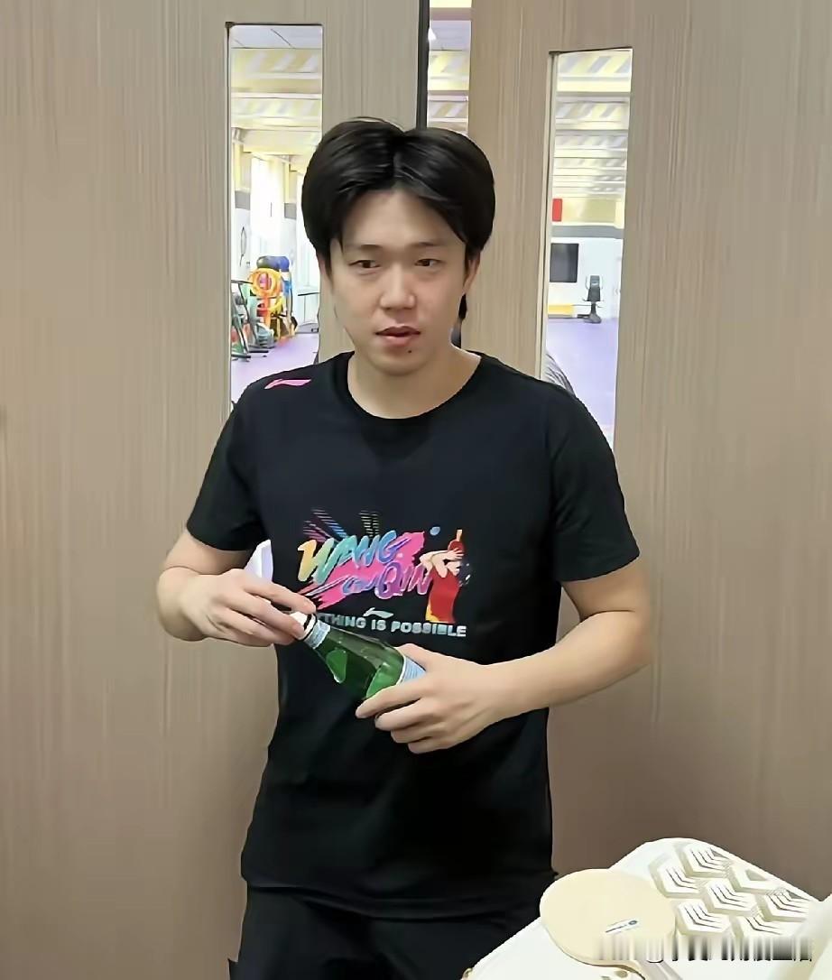 王楚钦南京乒超总决赛留了中分发型，突然让我想起来刘德华，郭富城，李易峰，鹿晗，张