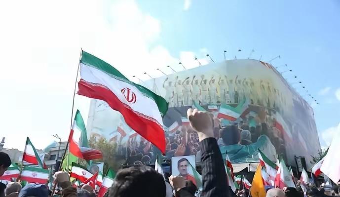 “如果伊朗倒了，沙特也得跟着玩完。”这句话，在中东悄悄传开。
 
可能很多人看到