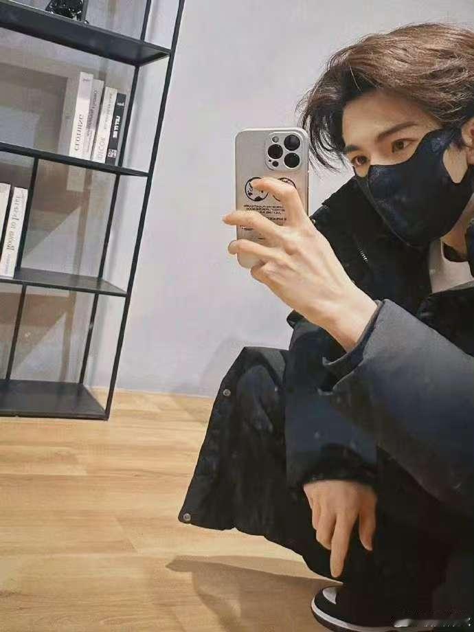 刷到张凌赫或将加盟湖南卫视跨年晚会的消息，瞬间开心到飞起！他不仅演技好，唱歌也很