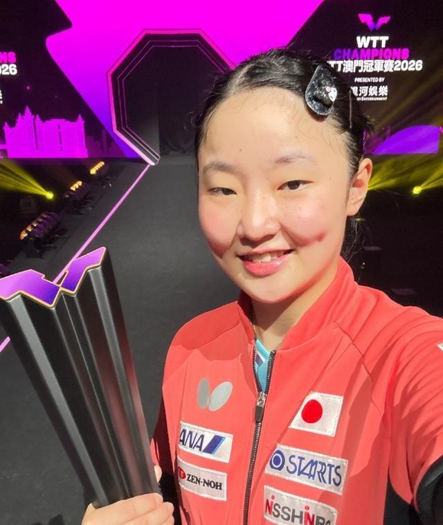 张本美和赛后又哭了，不是被孙颖莎和王曼昱打哭的，而是赢球后哭的，喜极而泣
比赛一