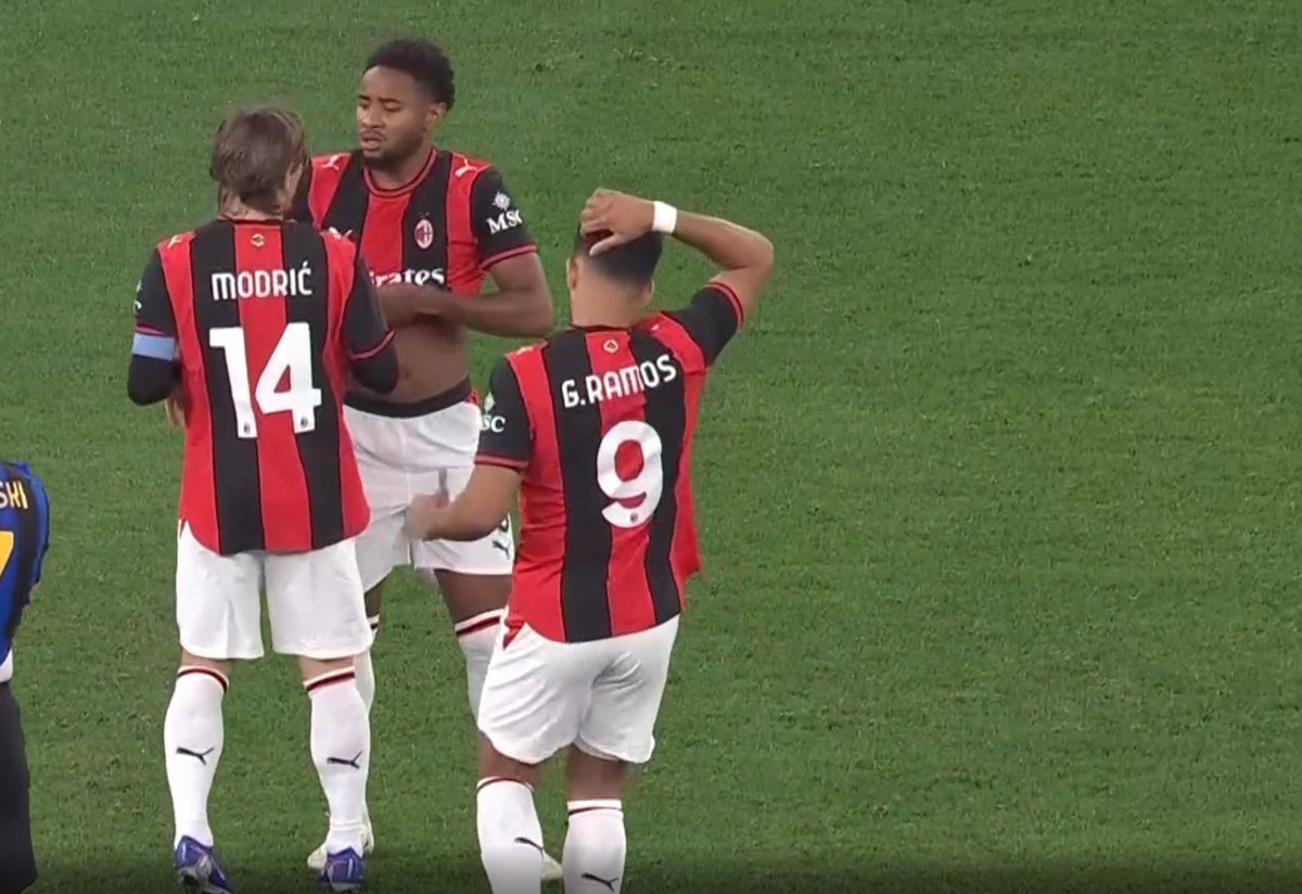 米兰德比 🔴⚫️ 第62分钟，替补出场的莫德里奇🇭🇷戴上了队长袖标。👍?
