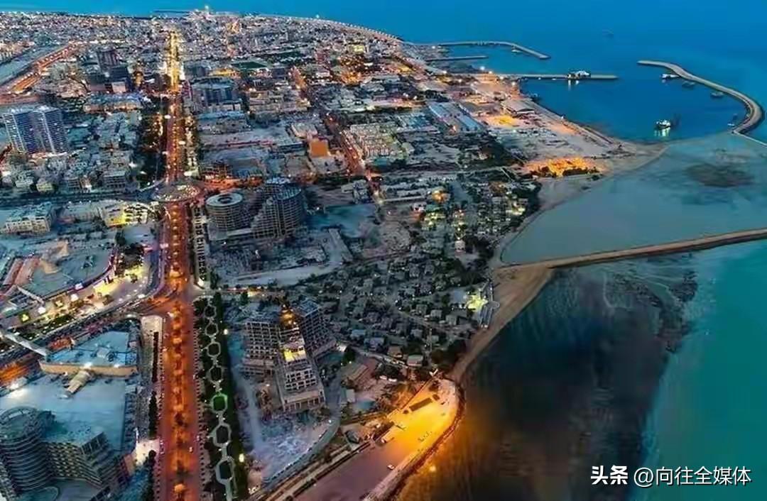 美军炸水厂捅破天！海湾命脉告急，中国基建躺赢万亿蓝海
 
美军在中东无视底线，轰