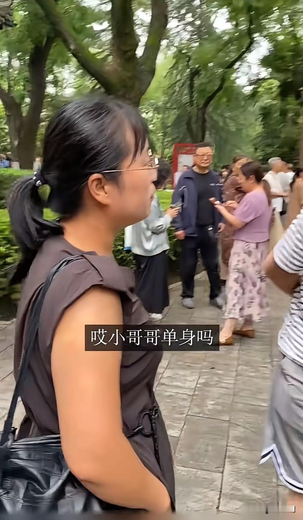 广东一务工女子上网发文哭诉觉得自己非常的委屈，周末她去公园相亲角相亲，主动搭讪了