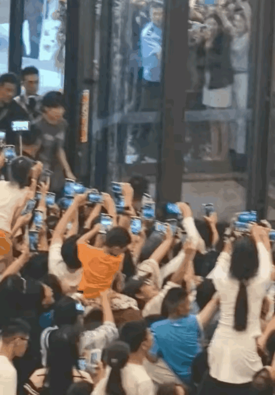 大头这人气走那儿都人山人海[赞]