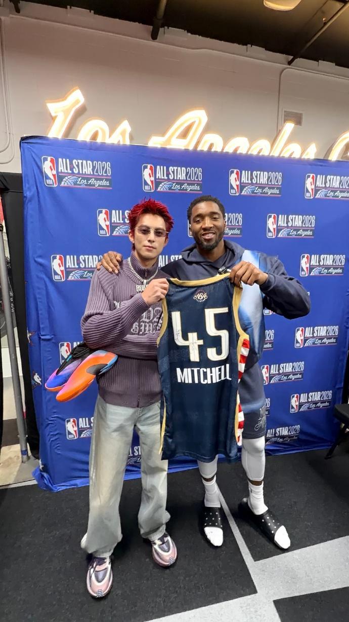 米切尔王鹤棣互动 王鹤棣见到了NBA蜘蛛侠 米切尔与王鹤棣@ 梦幻联动！NBA