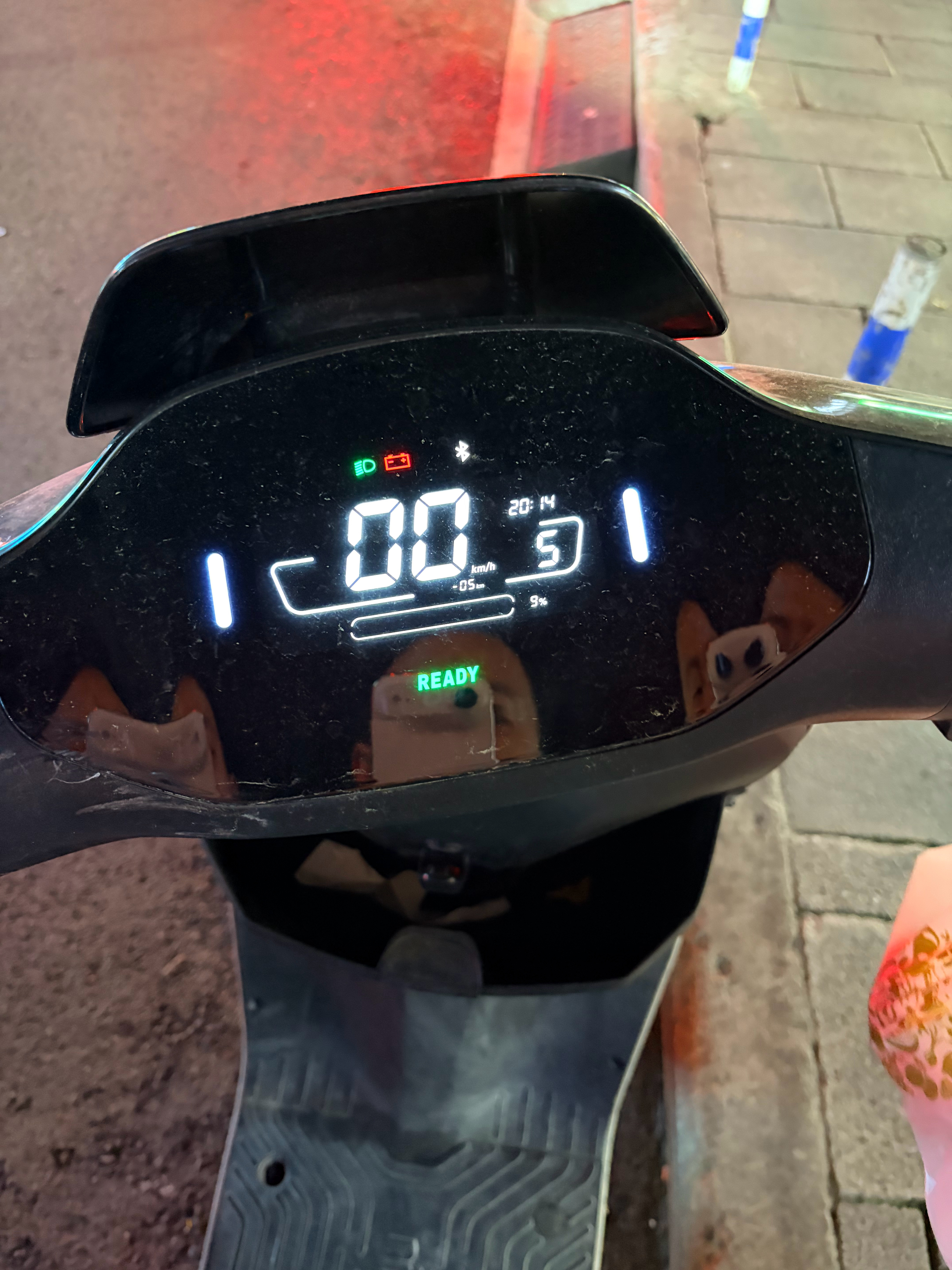 看张雪机车拿了第一热血沸腾的，马上拿出我最高时速 25 的九号出门溜达了一圈。