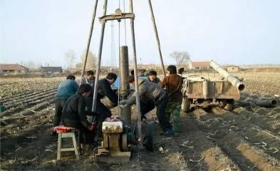 1993年，国家钻井队为河北省完县打井取水，以解燃眉之急。当钻头打到117米深时