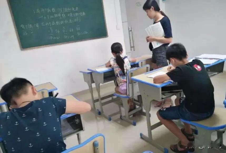 “没想到教培机构老师学历这么低！”一位网友吐槽，他说自从做了一名教培物理老师，发