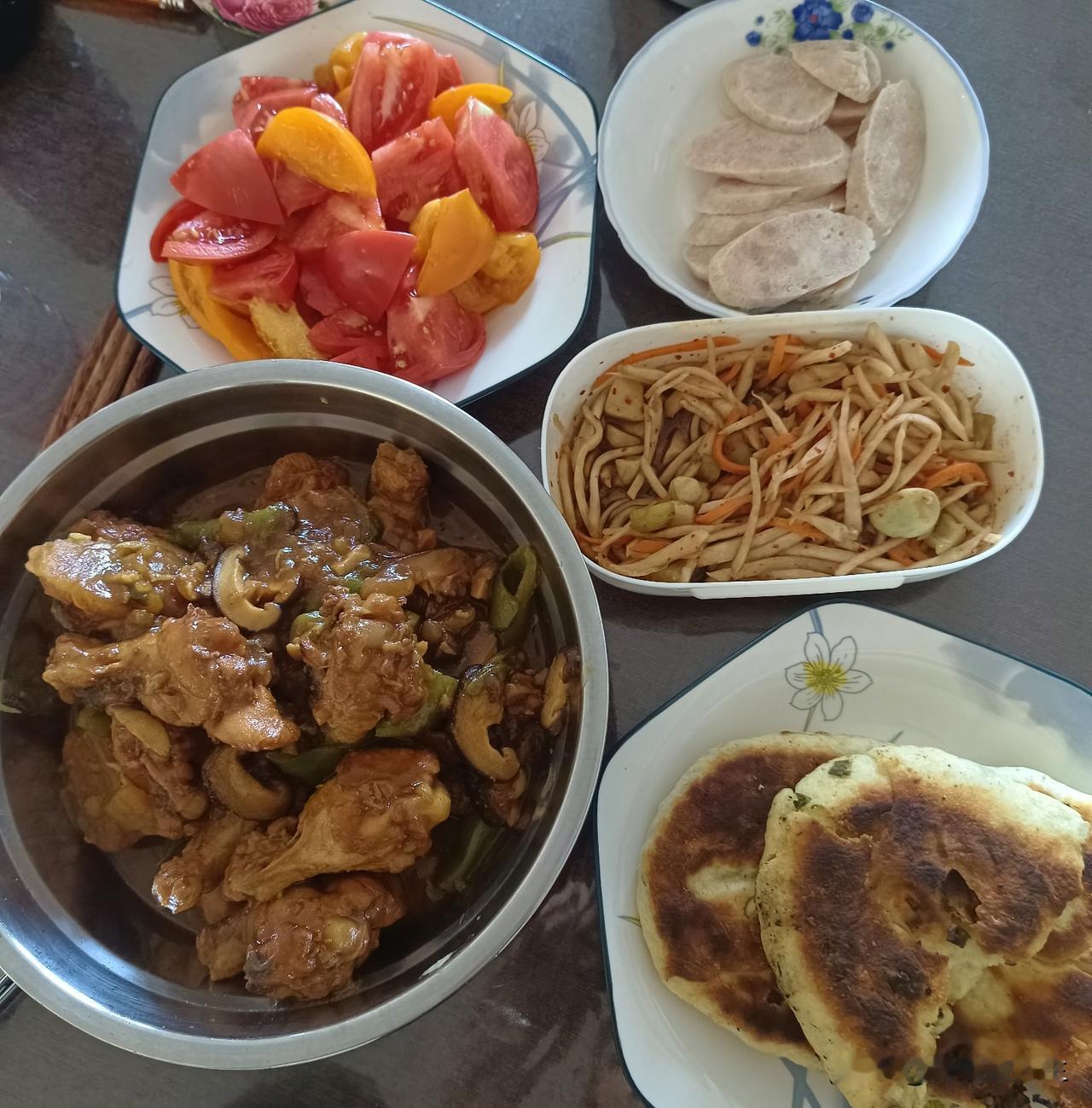 中午约朋友在家简单凑一顿午饭。炖了一锅香菇鸡腿，肉炖得软烂入味。拌了爽口的凉菜，