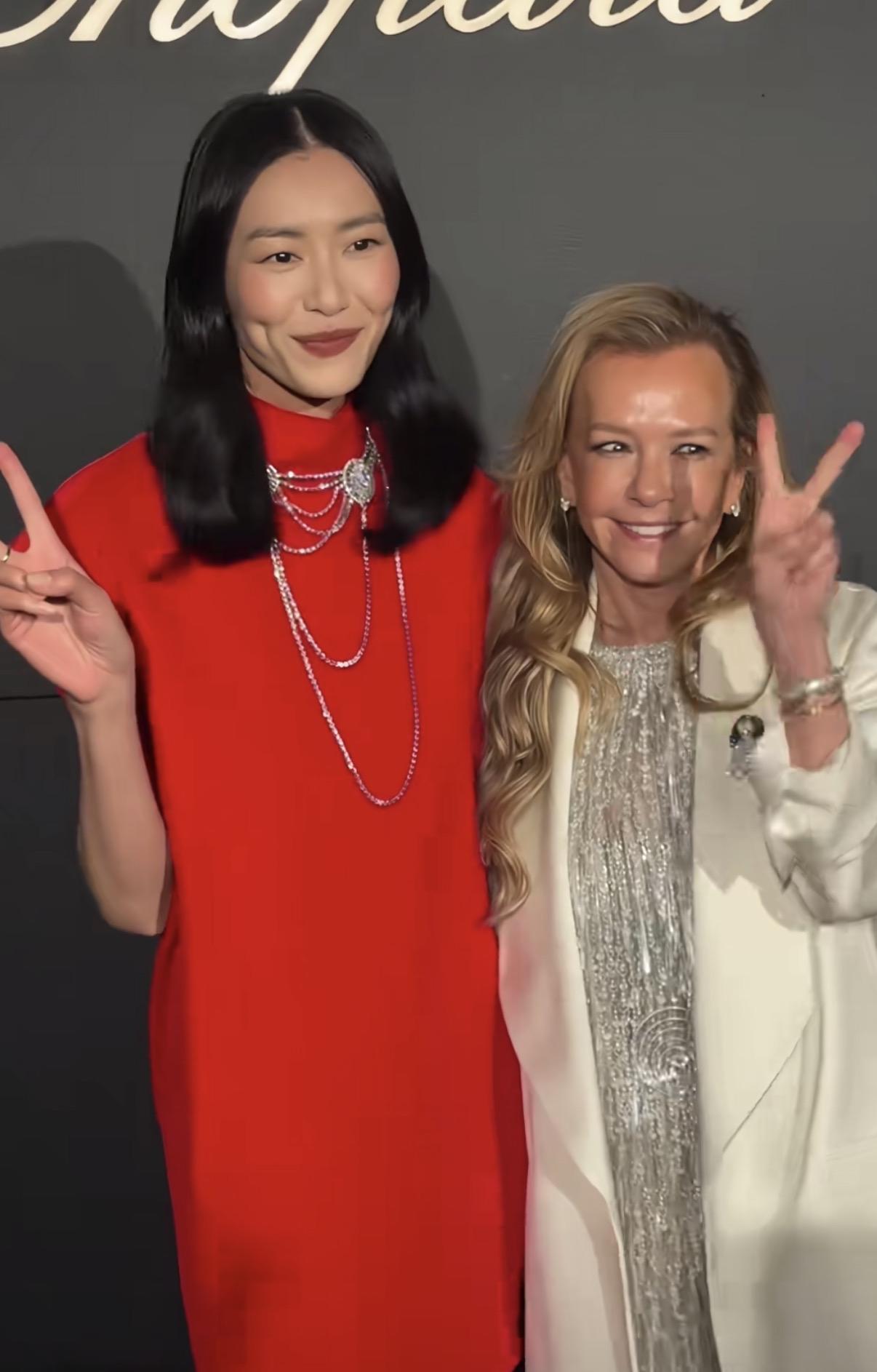 刘雯亮相萧邦纽约晚宴，不会只有我一个人觉得刘雯和井柏然长得越来越像了吧！两个人在