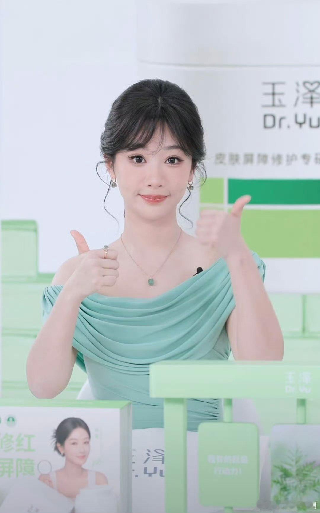 王亚飞为杨紫化妆获赞有的人长的丑，再化也化不了美[赞]比如疤，杨紫底子美，怎么化
