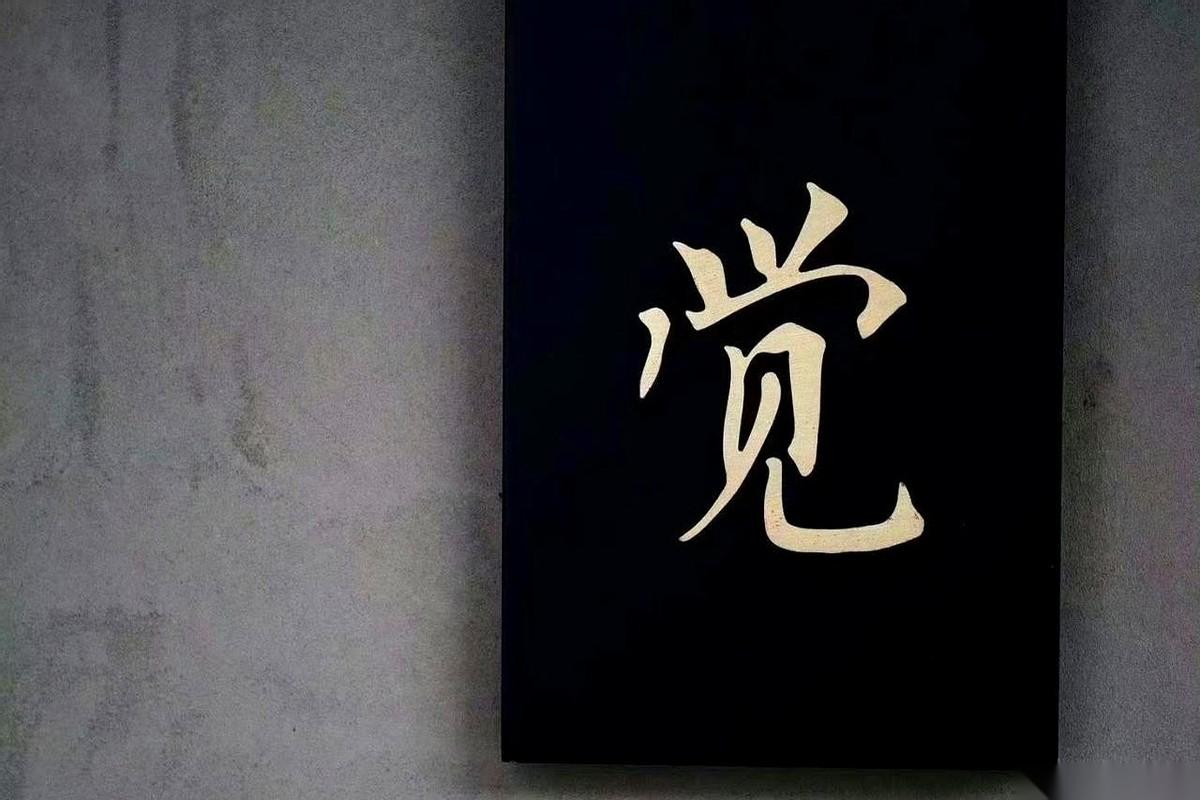 我发现现在特流行一件事，叫「都怪我爸妈」。
怪他们没钱，怪他们没眼界，怪他们性格