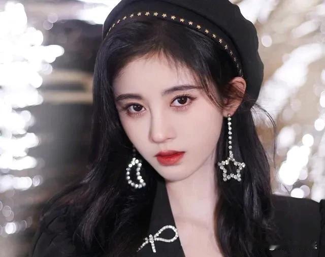 在DAVENA品牌直播活动里，鞠婧祎以高情商与幽默感成功出圈。直播时，她主动谈及