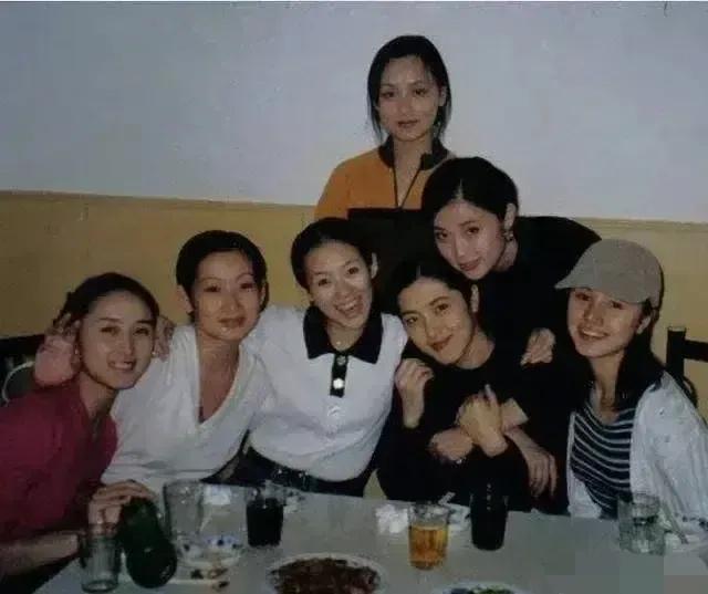 章子怡和大学同学的合影照，只认得袁泉和章子怡两人，其它几位是谁？