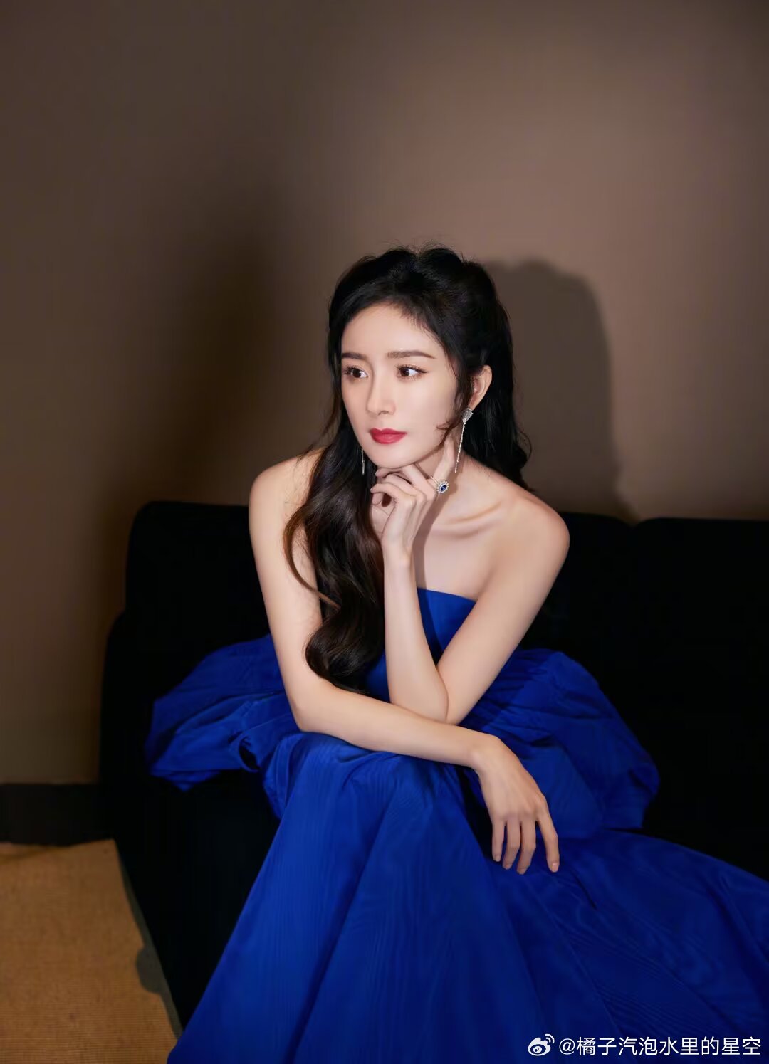 杨幂  🦊杨幂misssixty全球品牌代言人 陪你俯瞰大地 ，然后也陪你看爱