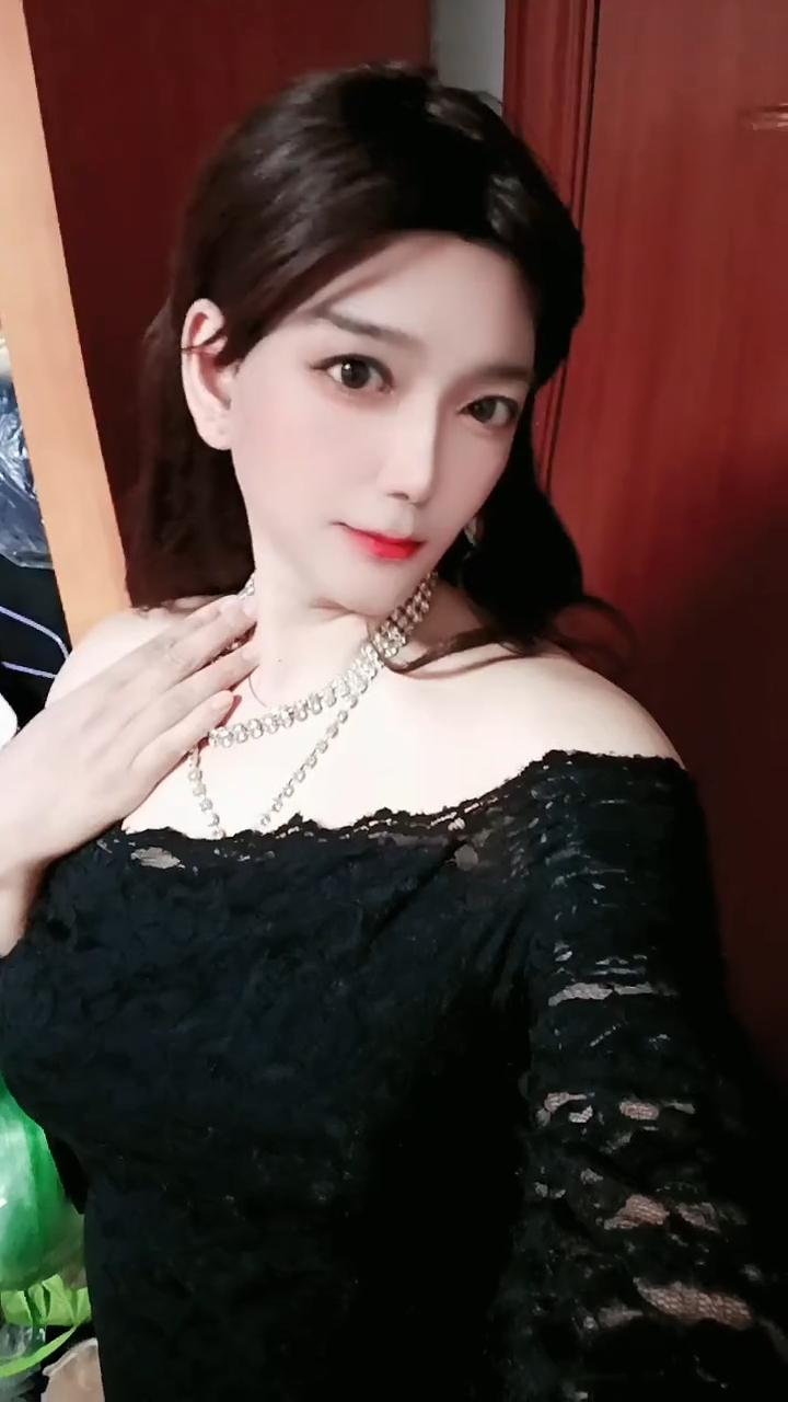 喜欢在网上反串女装的我，为啥在日常生活中，却不敢穿得太漂亮？

因为我需要一个平