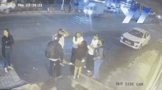 大街上不是聊天室会客厅，如果突遇失控车辆，躲也躲不及了。