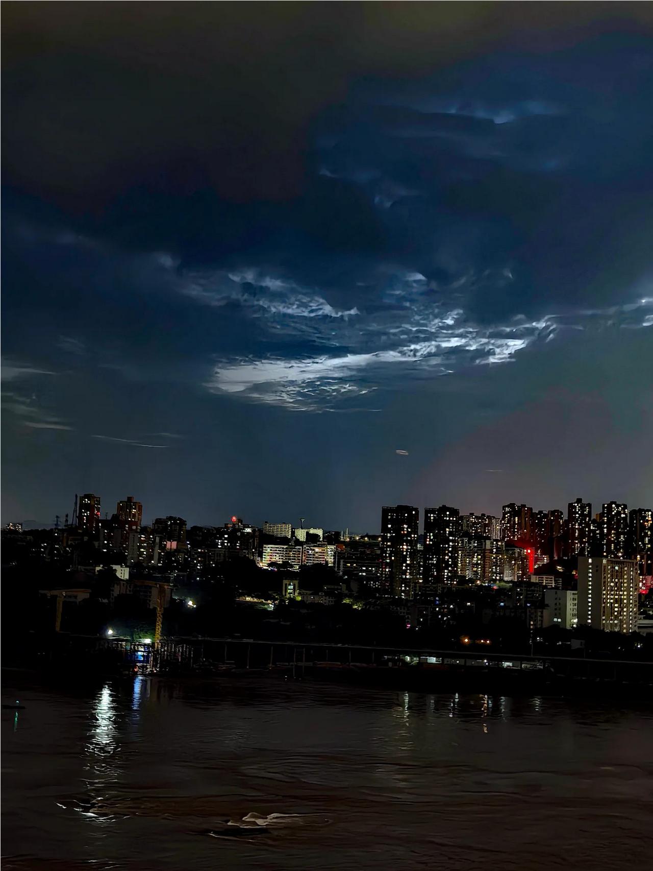 夜晚漫步享受晚风，惬意非常，是夏日独特的温柔体验走在街边，昏黄的路灯将我的影子拉