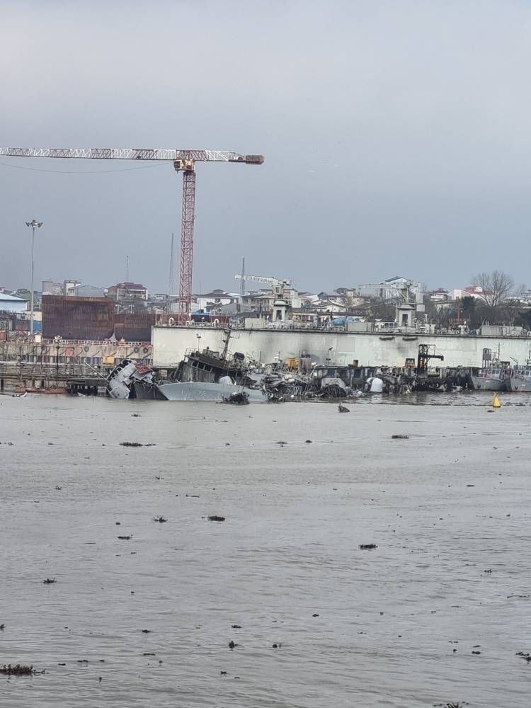 照片可见范围内，两艘新浪级导弹艇被摧毁，可能还包括导弹舰"Hamzeh"号——这