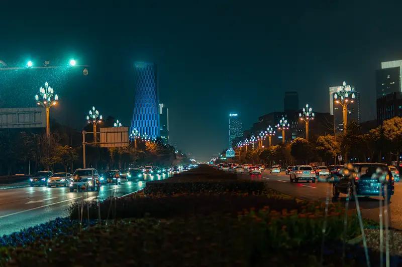 如果能选地方定居，我会在成都、青岛和长沙里纠结。
成都简直是烟火天堂。房租很友好