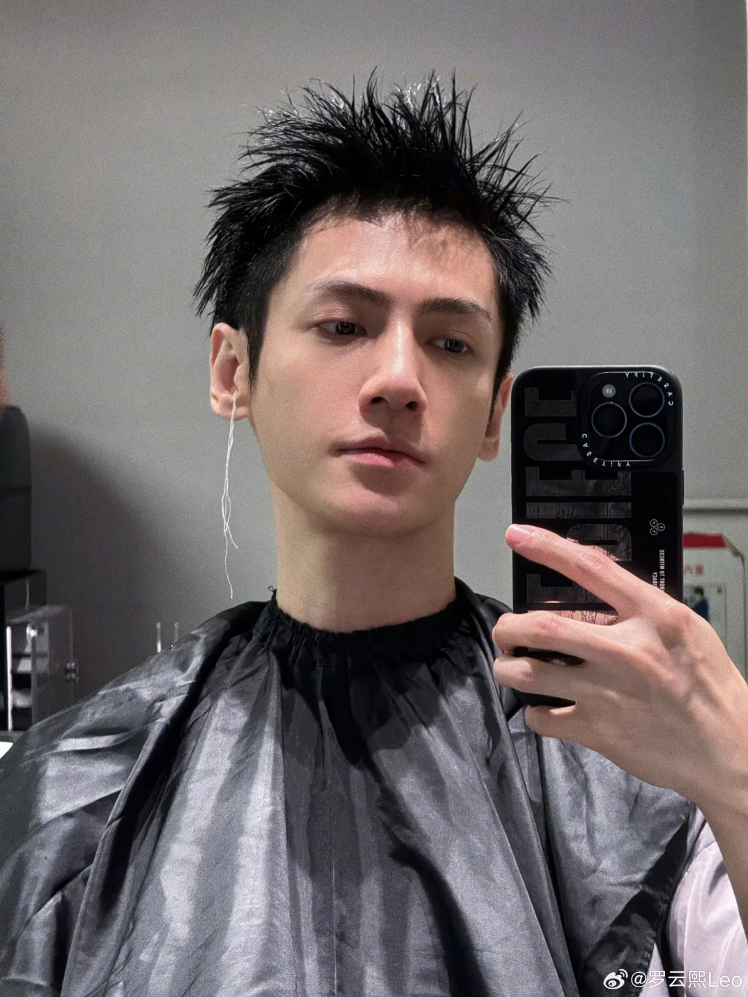 发现哥的自拍每次都是这个姿势🤔