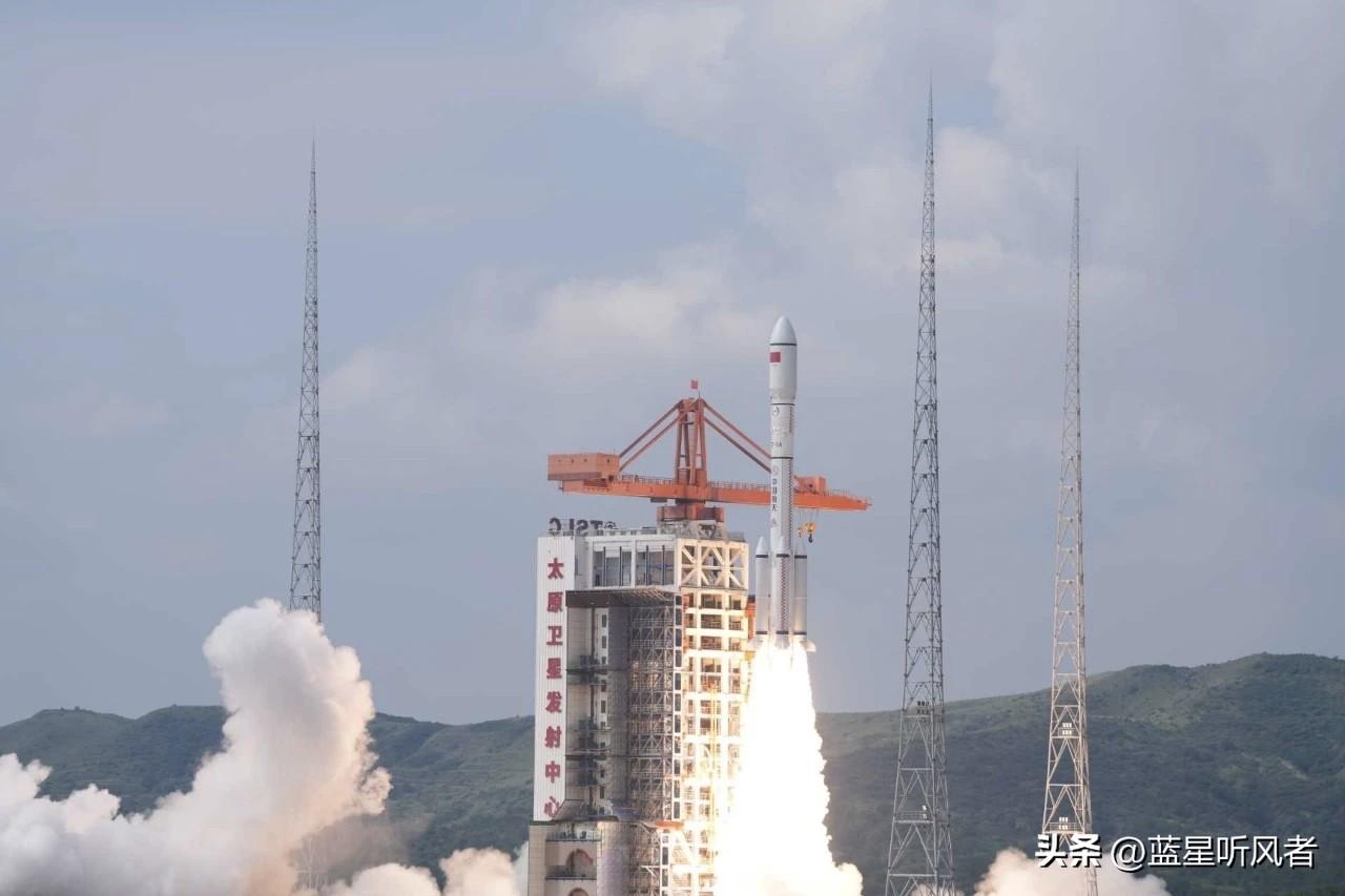 一箭双星圆满成功！长征火箭完成第660次太空出征
 

一声轰鸣划破天际，我国航