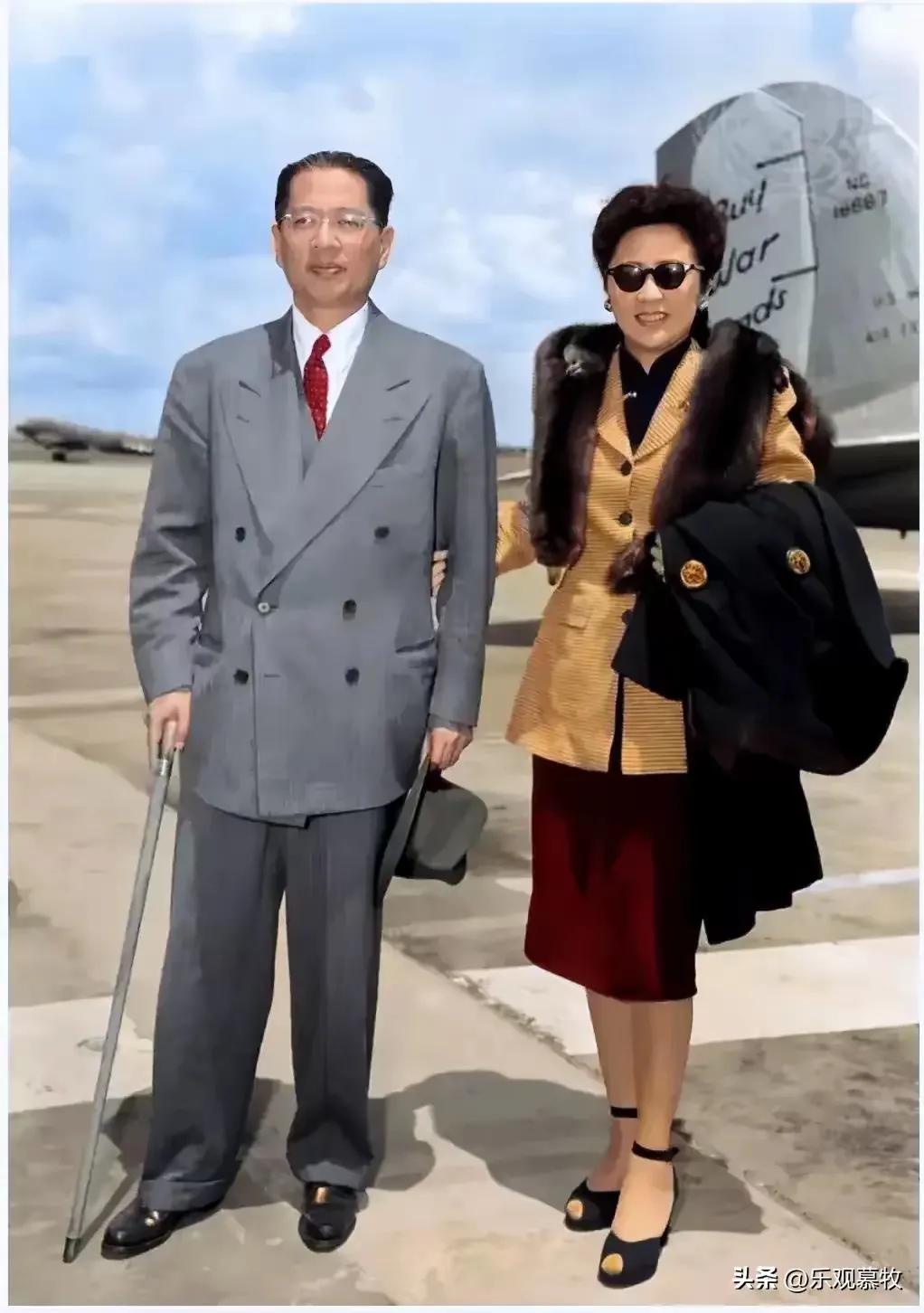 大家注意看，这才是宋子文真实的样貌，简直是仪表堂堂。
照片中，民国“四大家族”之