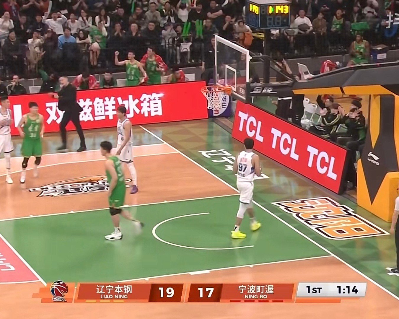 球队得分或者战术执行到位，杨鸣指导都会给球员鼓掌或者指着球员竖大拇指。杨鸣辽宁男