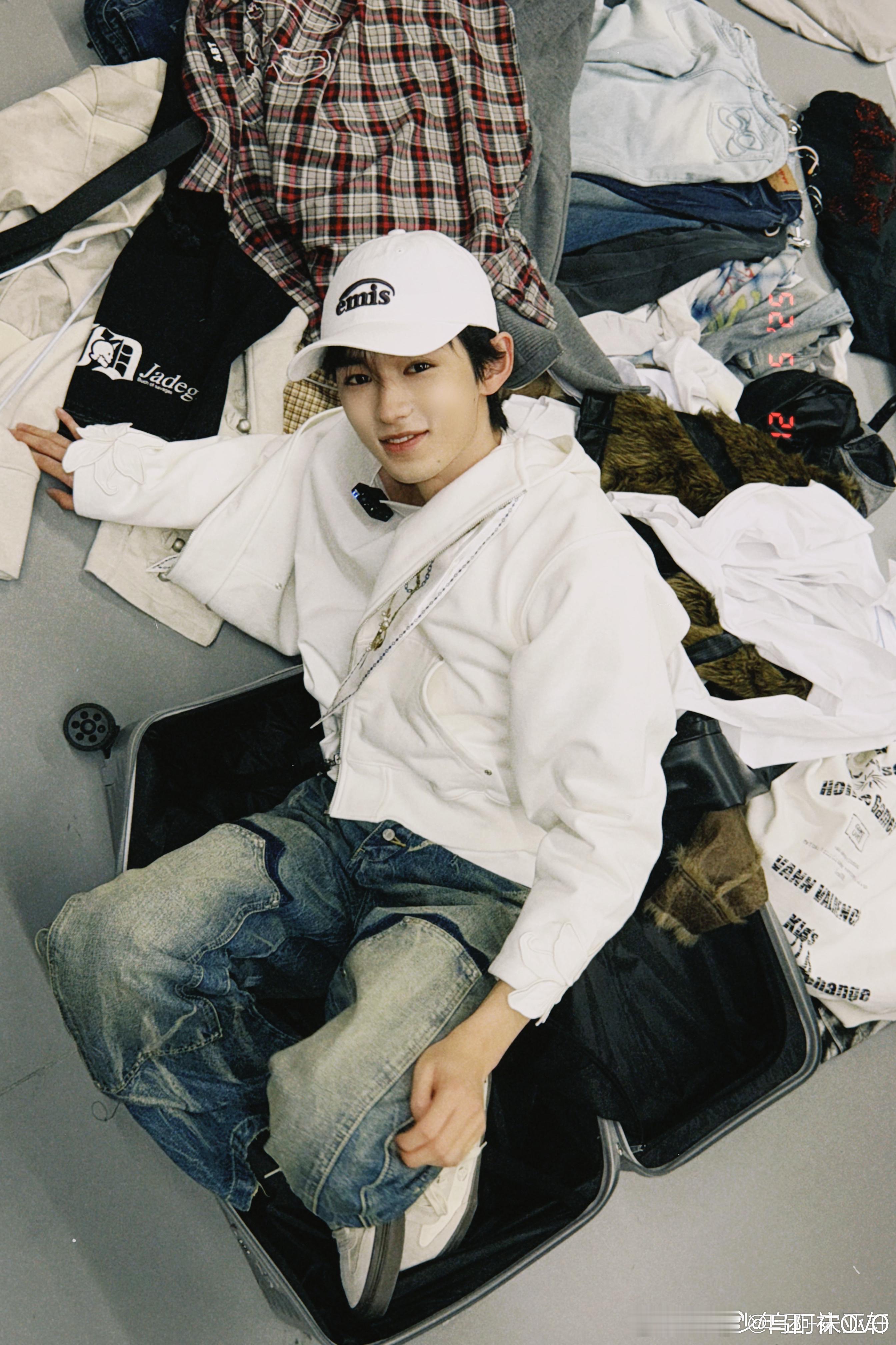 我总感觉这张小时候有装扮和姿势都类似的，死活找不着，感觉是tyt时期 