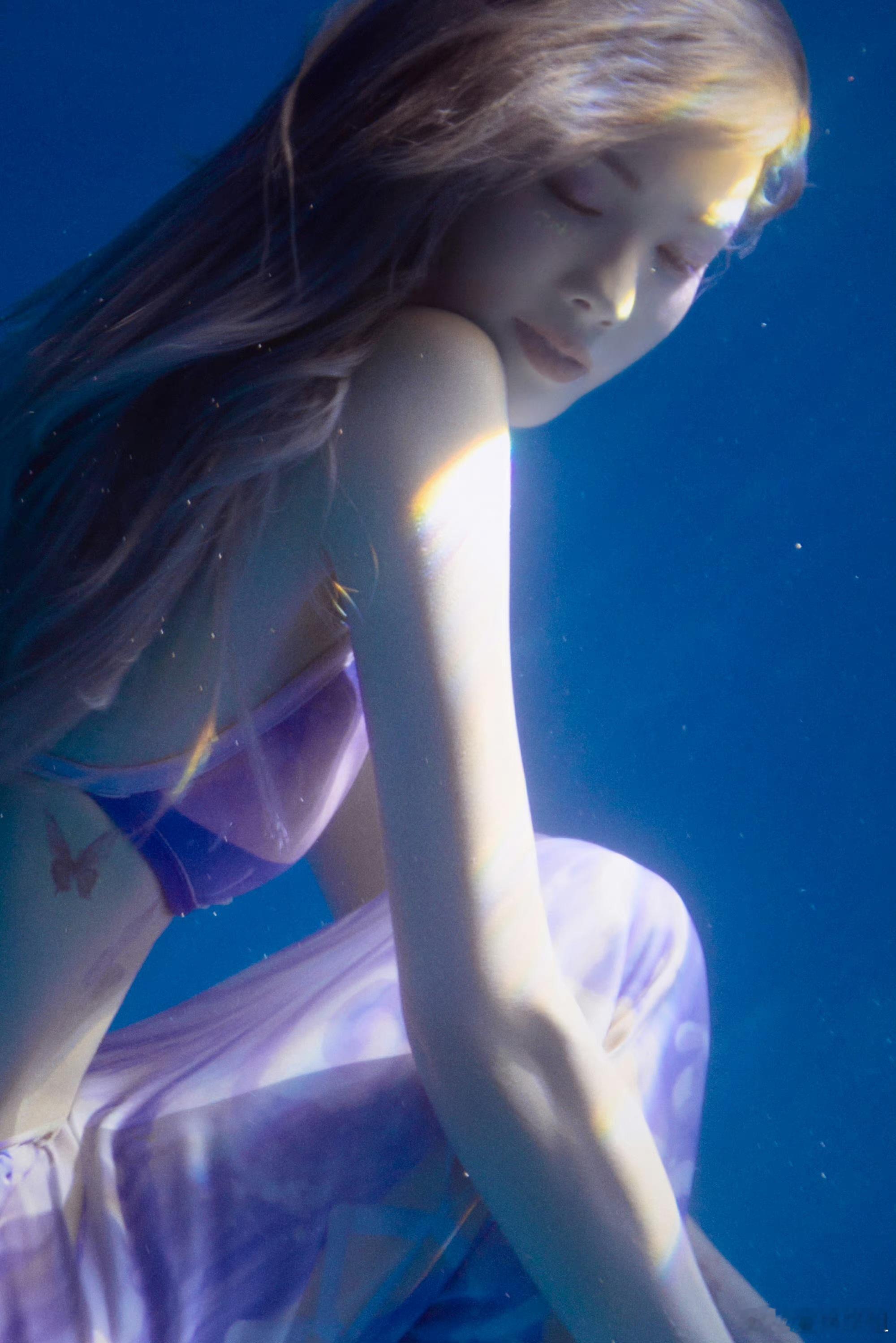 #金晨泳装大片# 金晨的生日泳装人鱼大片，宛如一颗璀璨的明珠，散发着迷人的光彩。
