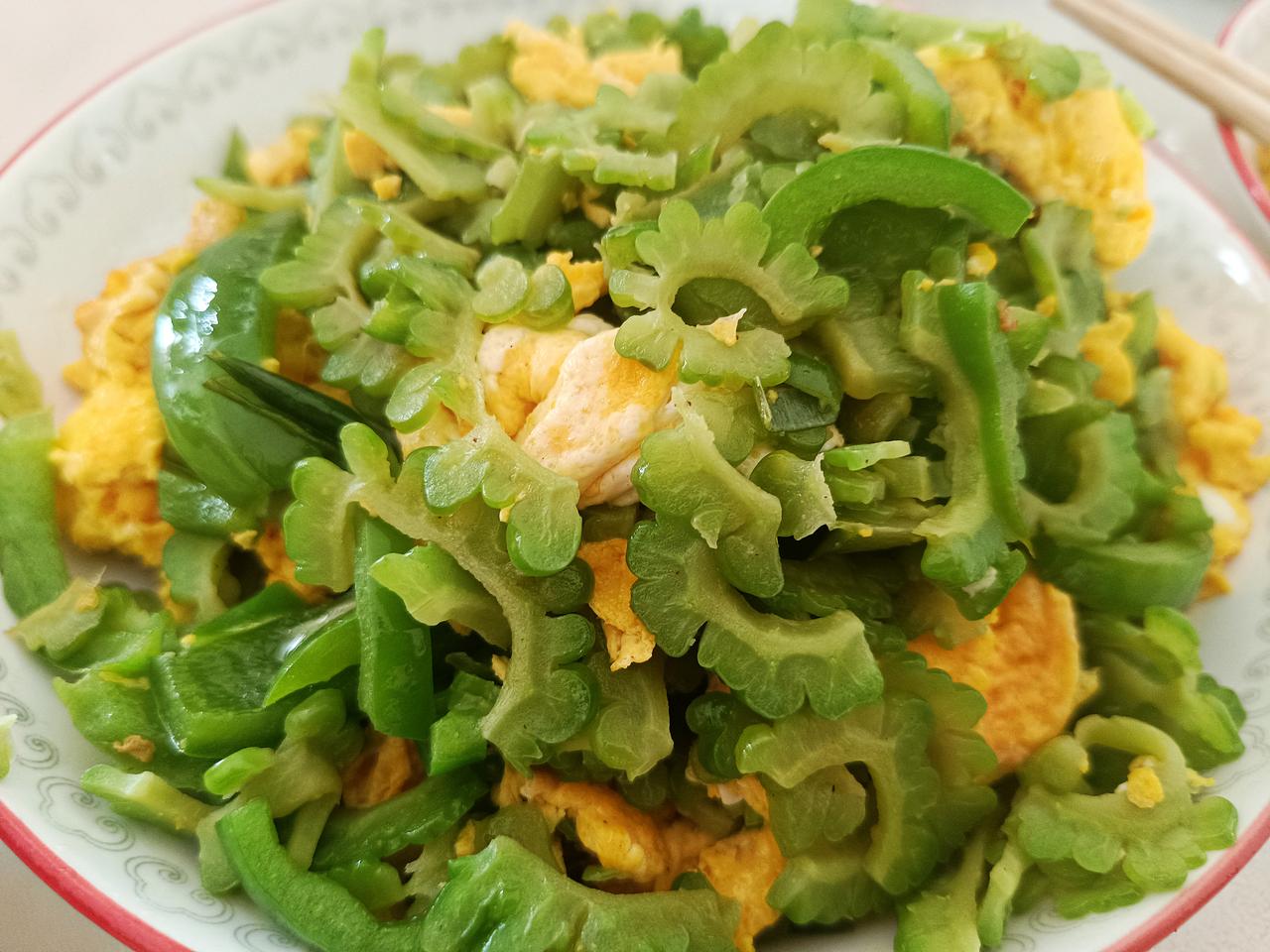 晒出我的今日美食时常纠结三餐该吃点什么，简简单单两道家常菜。苦瓜炒鸡蛋清爽解腻，