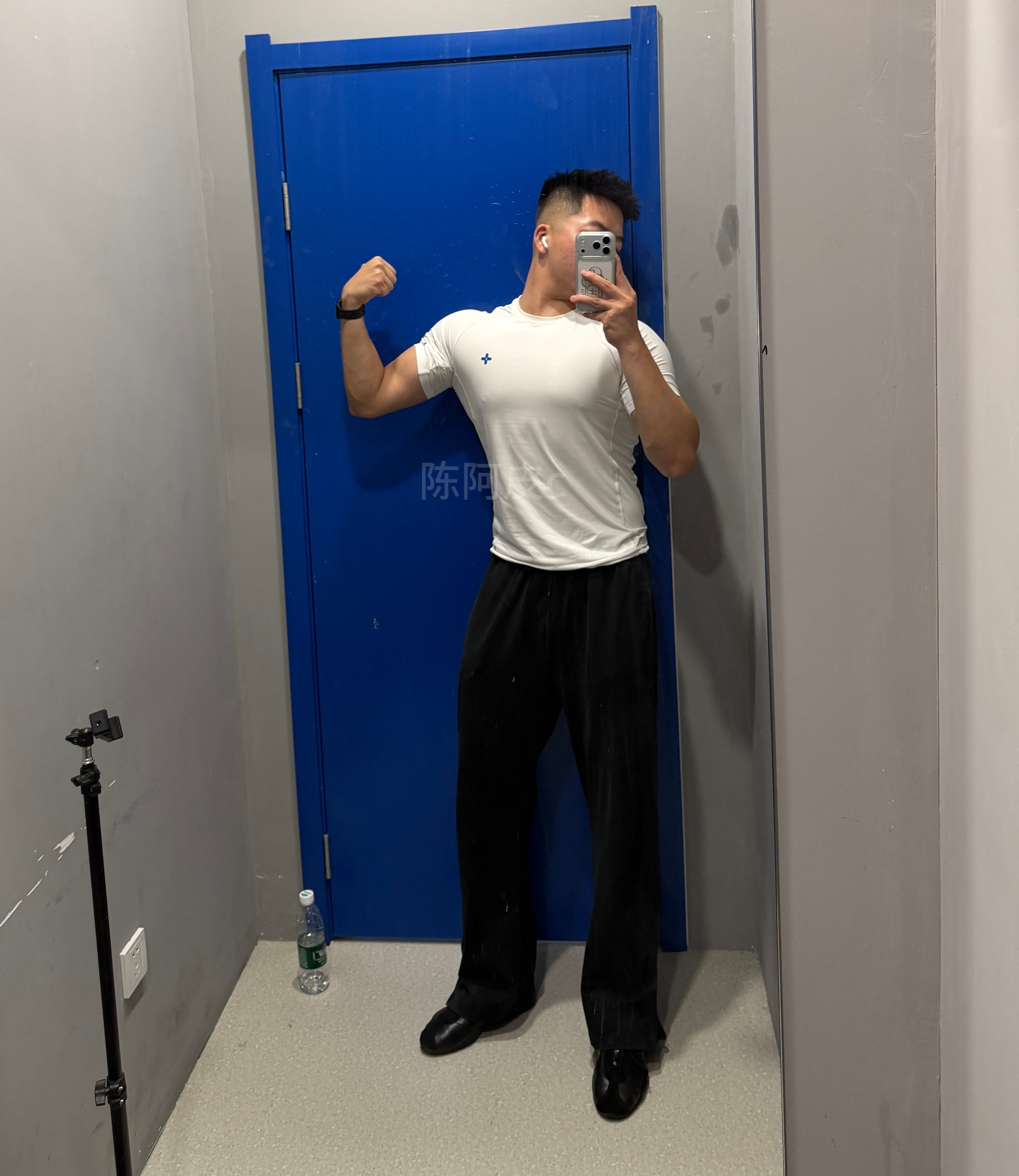 喜欢不放音乐的健身房，只能听到器械金属碰撞声音，风的声音和呼吸的声音，放松时刻校