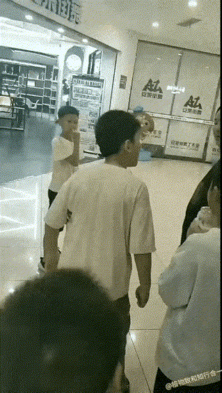 意难平！小儿子竟然众目睽睽之下扇母亲耳光[微风][微风][微风]
一母亲去接跳街