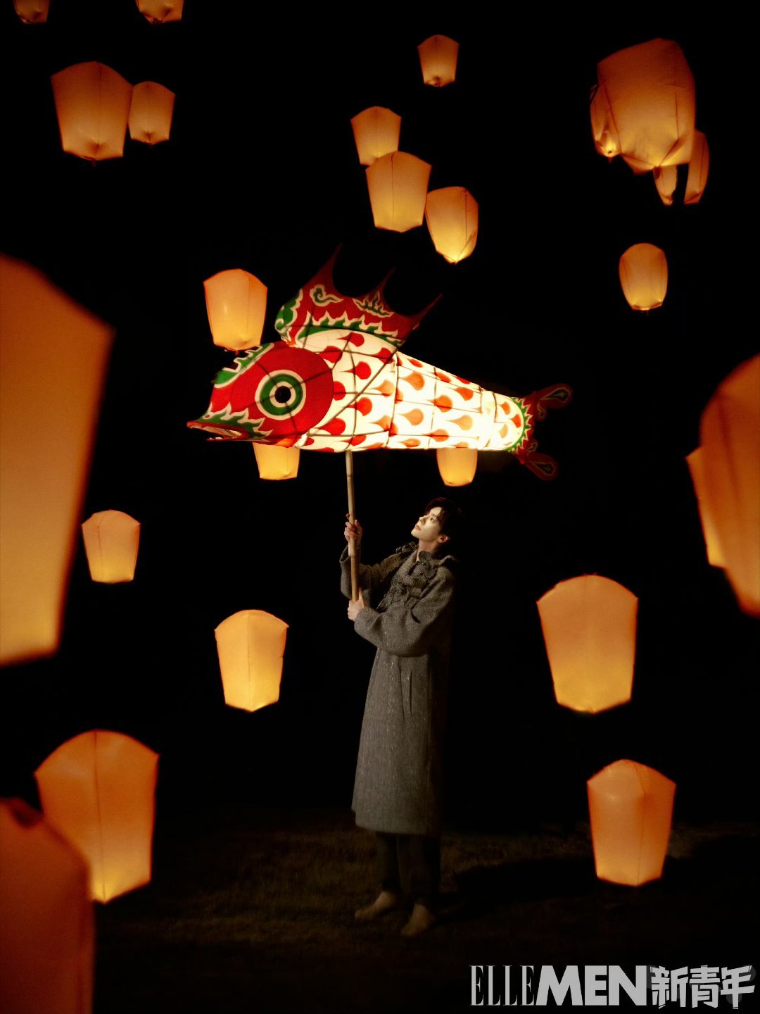 看魏哲鸣这组“游园入梦”大片，才懂什么叫“人景相融”。他站在月洞门前回眸，长衫的