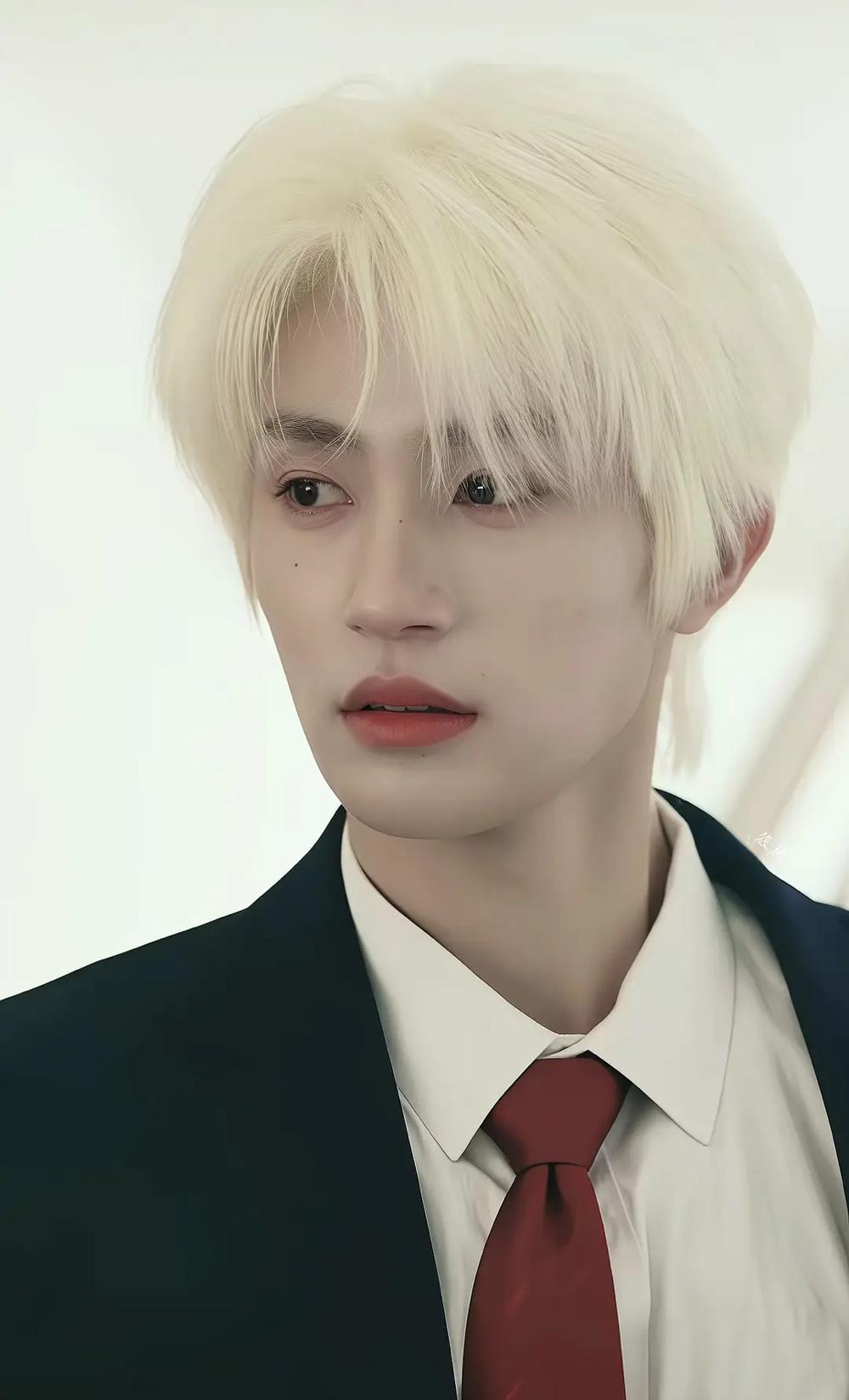 最近《一家三口在同班》这个短剧挺火的
图一是男主张翅在短剧里的颜值，图二是之前拍