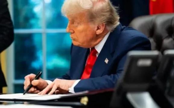 真吓我一跳！难怪美国急着要卖H20芯片呢，据报道，这种芯片价格在每片10万元人民