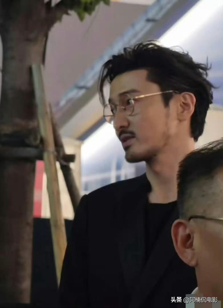 王传君近期的形象反差引得全网热议。此前他低调探班王鹤棣，衣着随性、神态松弛，尽显