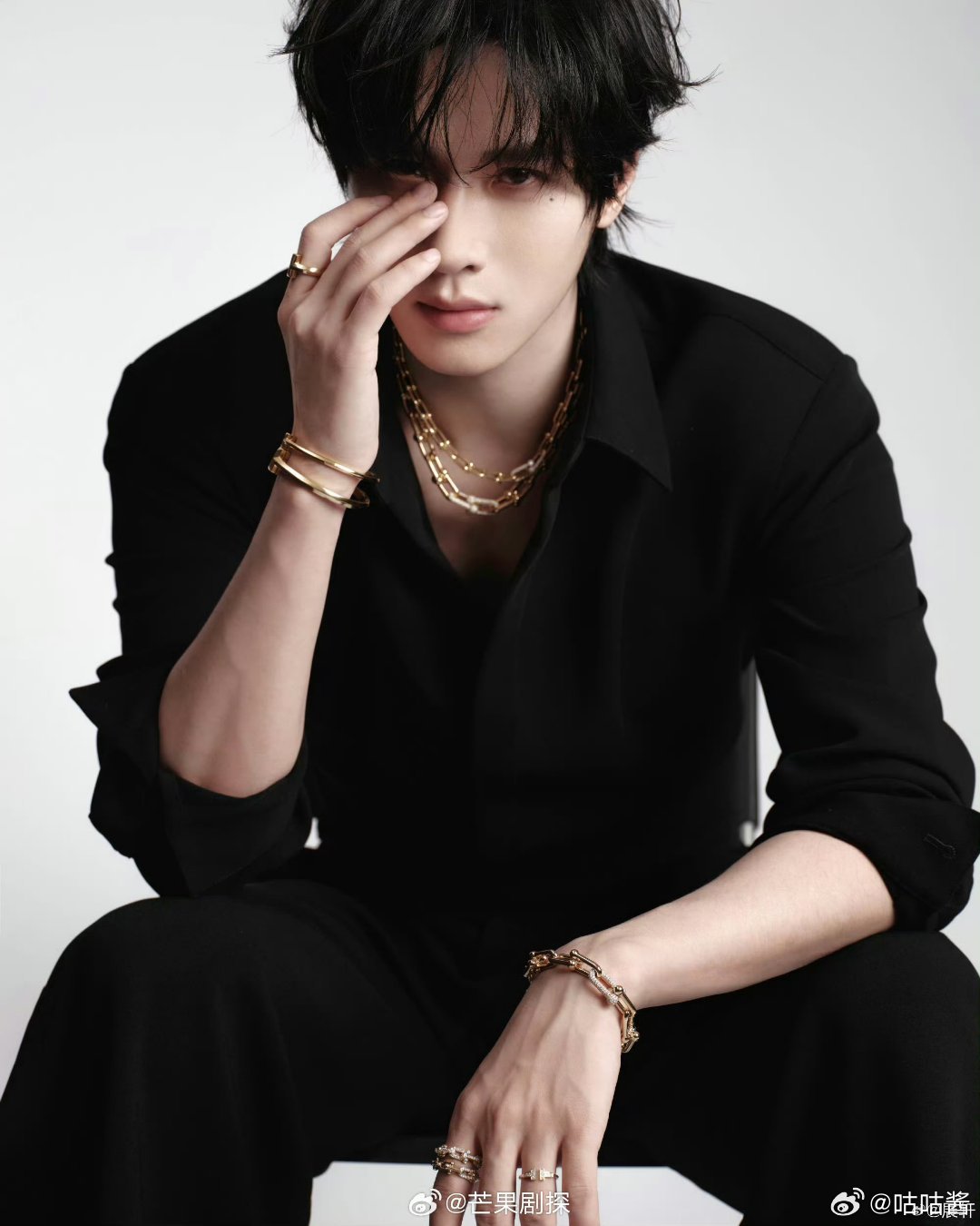 展轩环环相扣欣赏自由之美展轩大金手镯 展轩环环相扣欣赏自由之美 