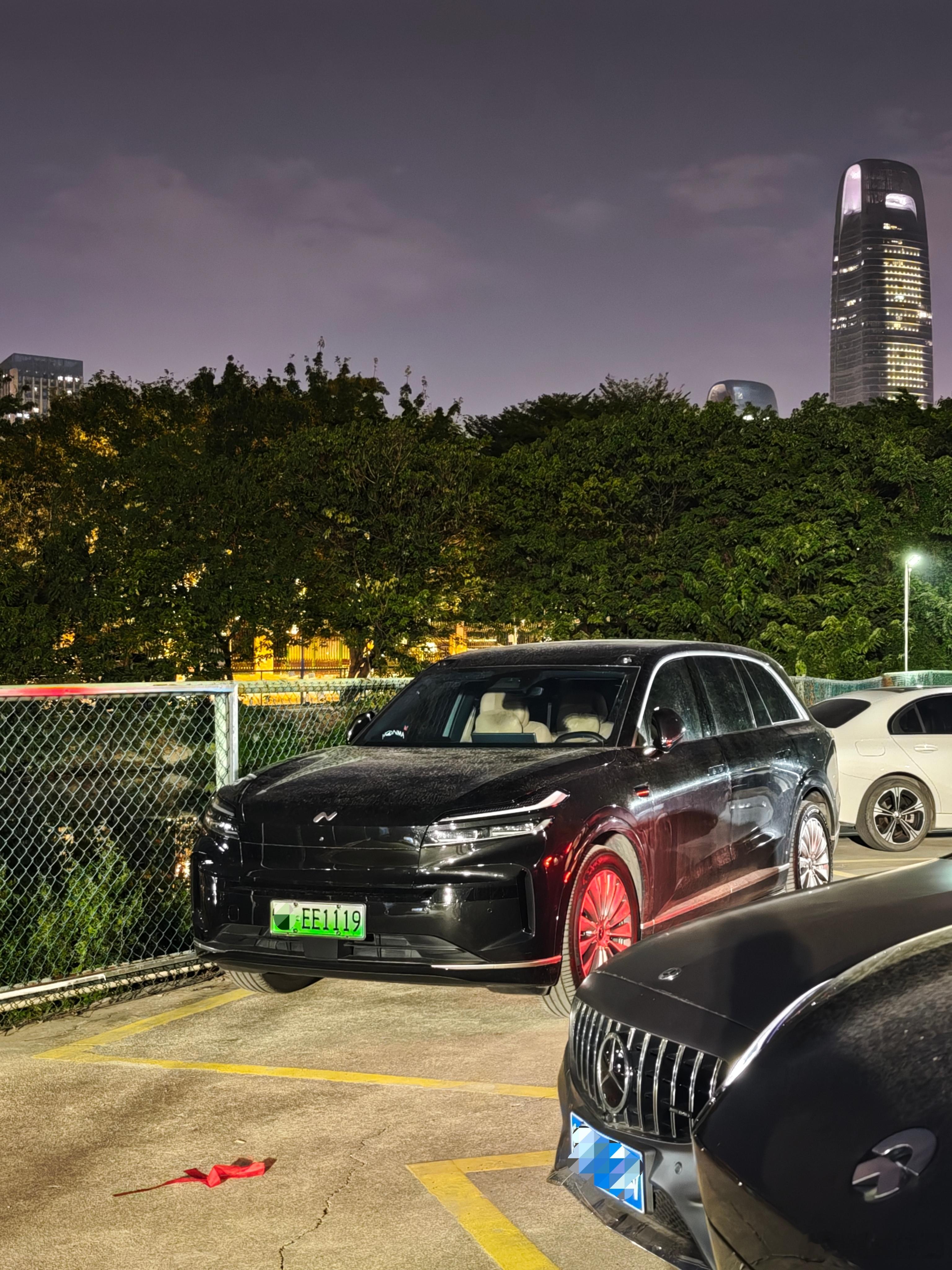 刚踢完球出来，就看到一台乐道L90。这车牌号，咋选到的？也太好了吧！今天天气冷，