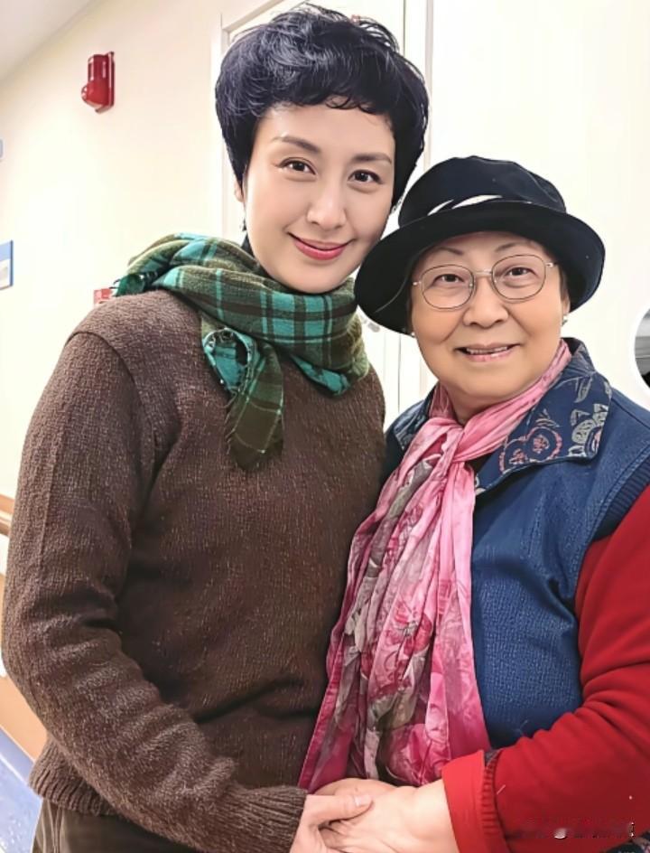 京剧名家史依弘在春节拜访的这位年逾八旬的前辈艺术家是谁？
她在上世纪七十年代初，