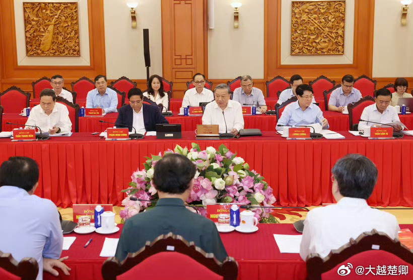 越共中央去年9月签发新规，将书记处常务书记列入高层领导人序列，使原来的四架马车变