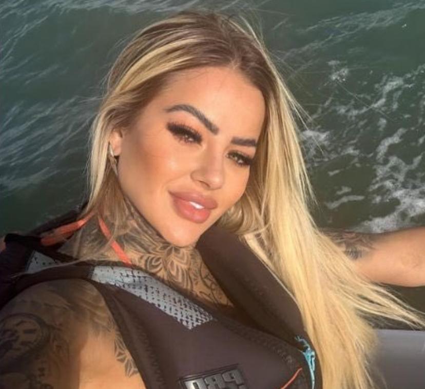 巴西知名网红 Bianca Dias 在整容后去世，年仅27岁。她当时在巴西接受