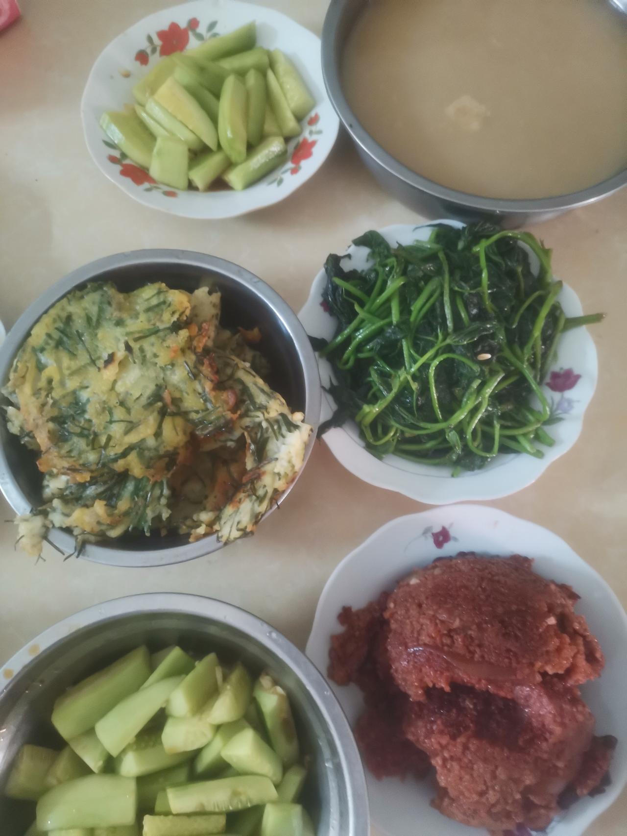 上午十点去我妈家，我妈已经将红薯叶和黄瓜洗好了。

我掀开锅盖，锅里蒸好的肉正冒