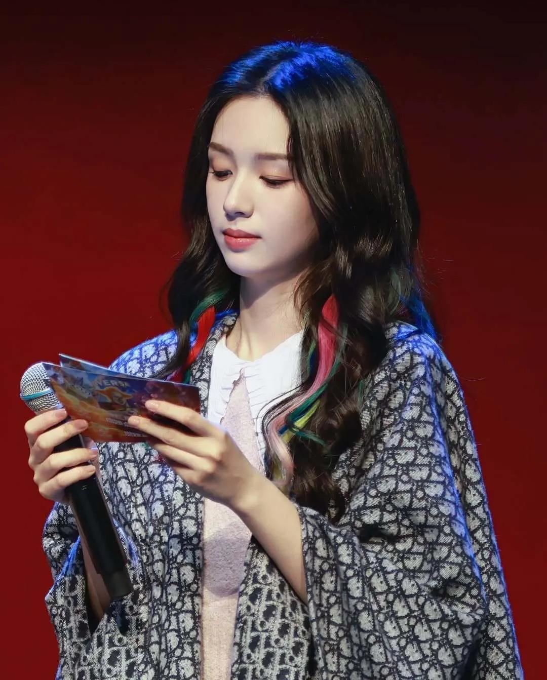 周也太美了吧！俏皮可爱的样子，谁不爱呢？