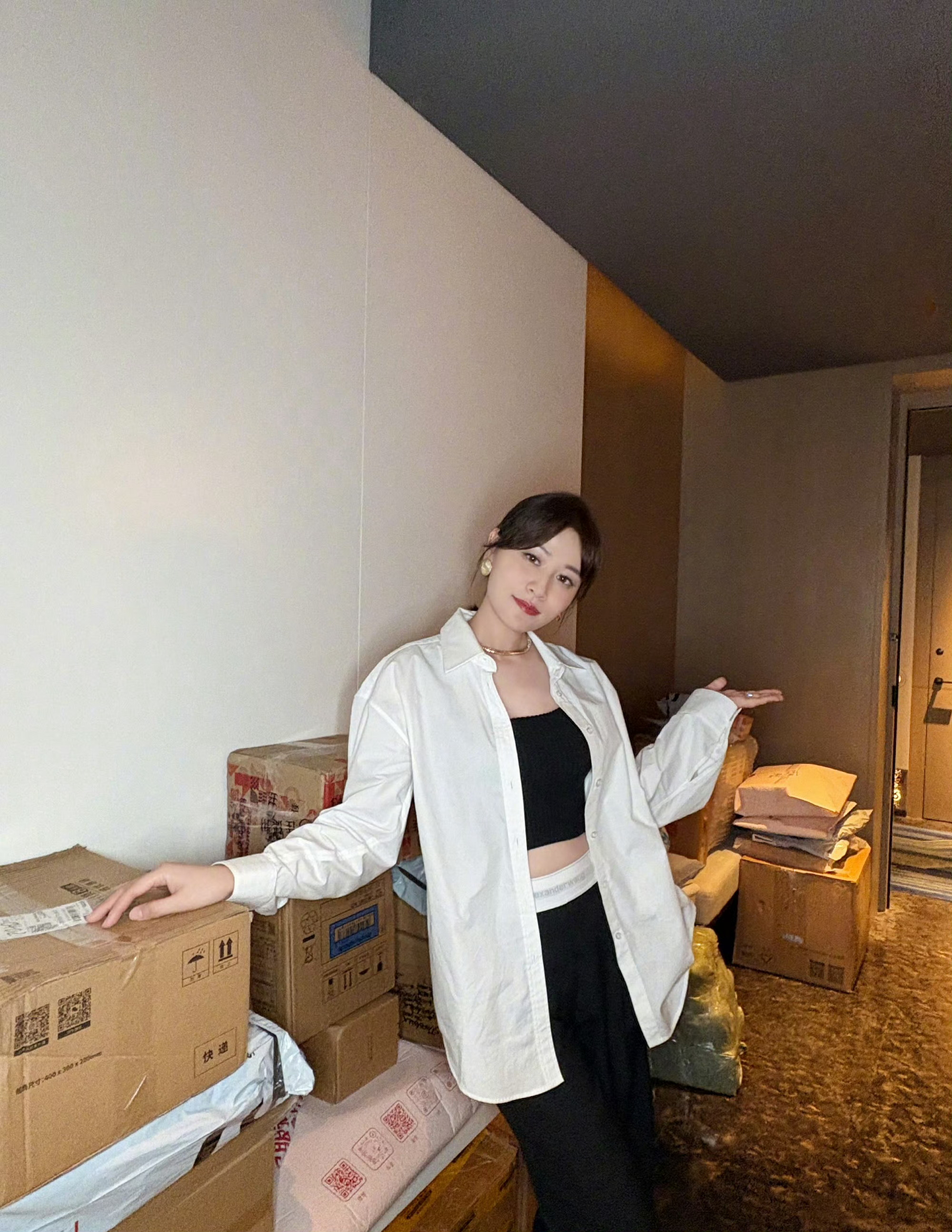 叶一茜快递先我一步成团叶一茜开始乘风之旅，快递先买了一堆，曾经超女的火热选手，期