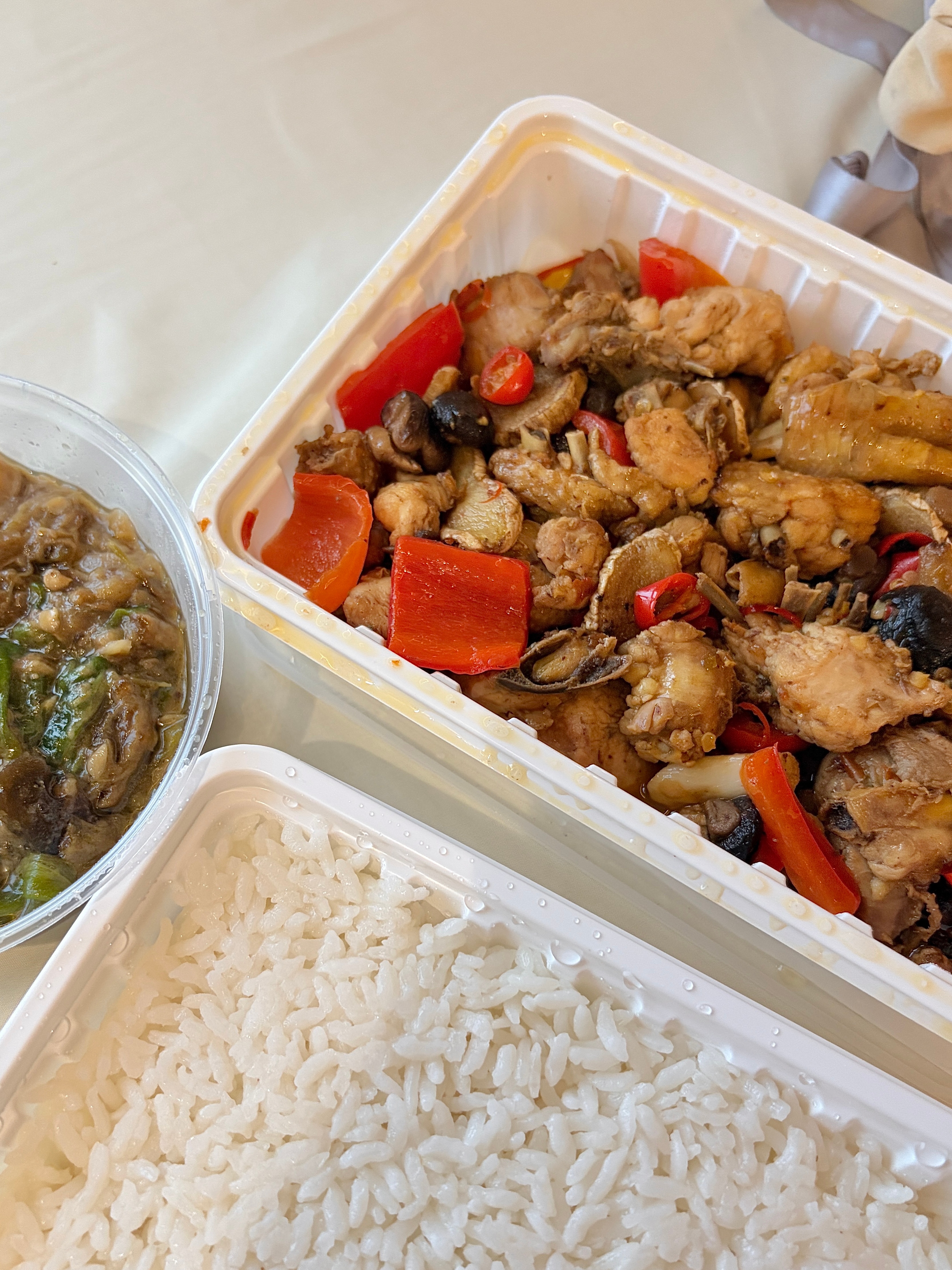 放假放假 绿草地的茶油鸡特别美味 食之！ 