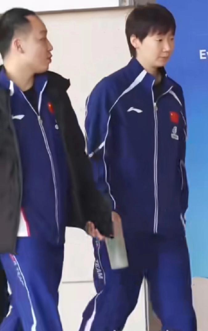 王曼昱新加坡即将迎来首秀，第一场就打东道主实力很强的曾尖，任浩指导赛前是一直陪伴