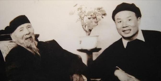 1947年，李可染想拜齐白石为师，齐老随意翻看着李可染带来的画，没曾想，刚翻几下